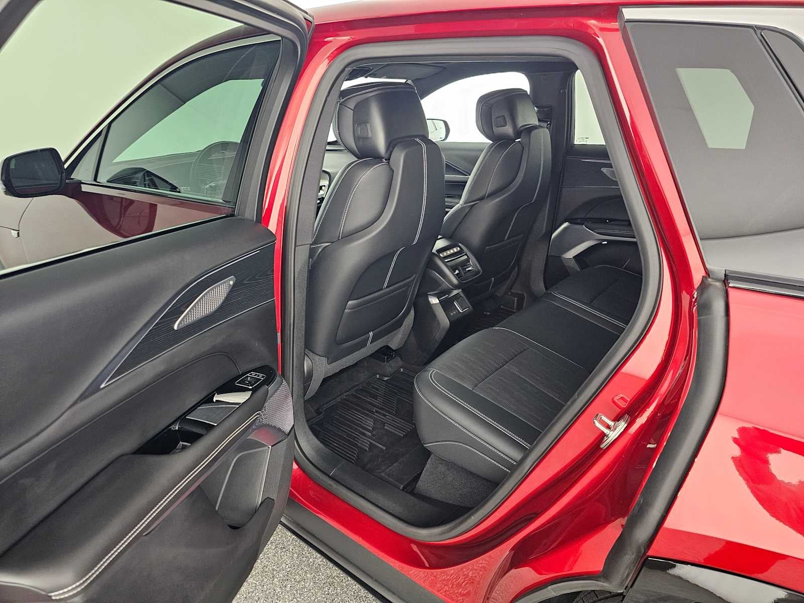 2025 Cadillac LYRIQ Luxury 3