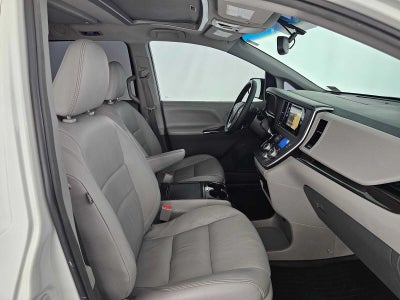 2017 Toyota Sienna XLE Auto Access Seat