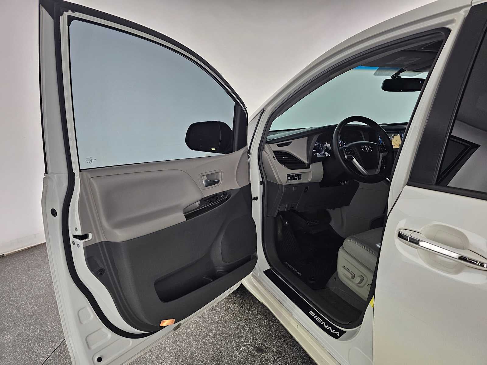 2017 Toyota Sienna XLE Auto Access Seat