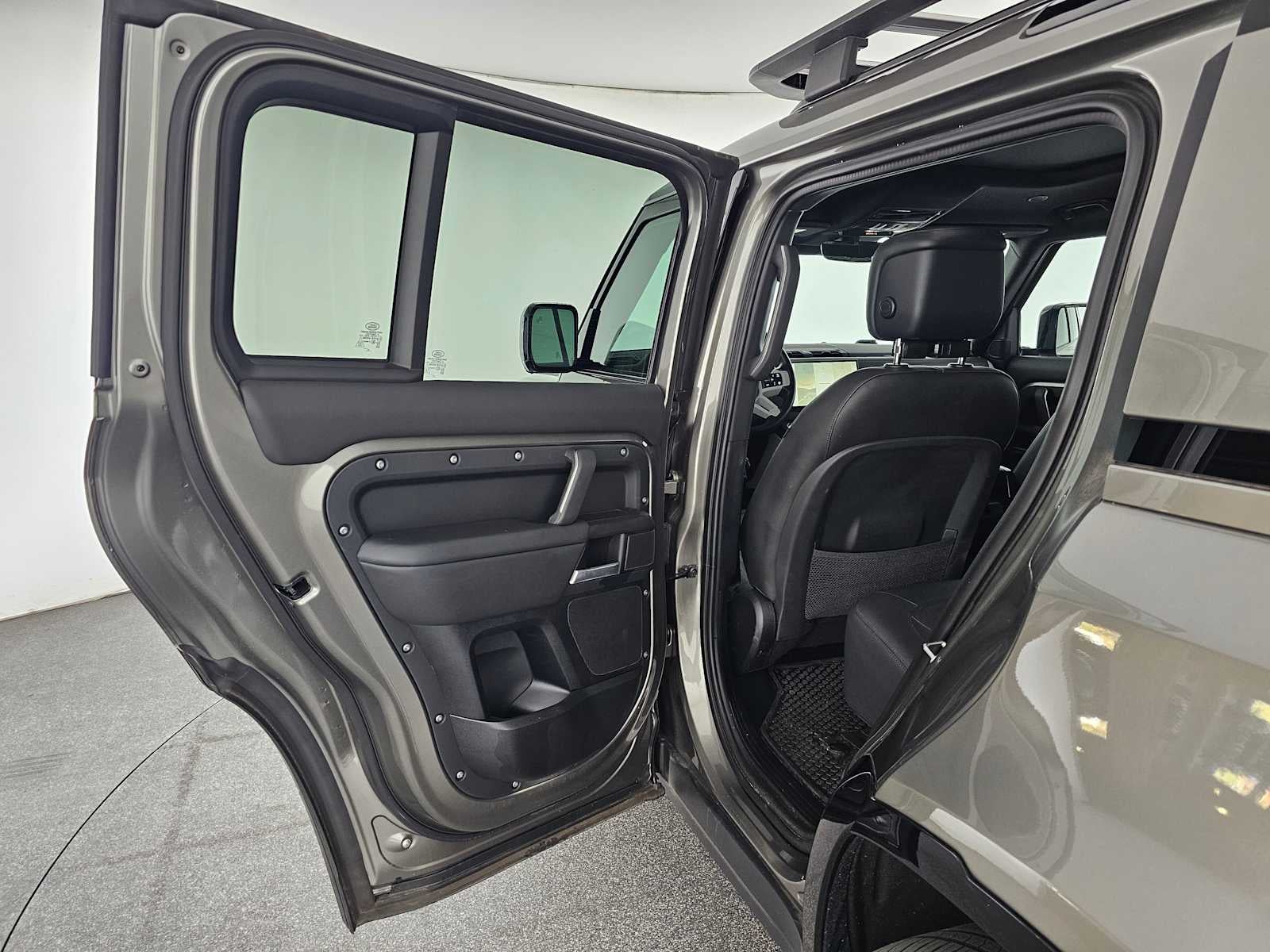 2025 Land Rover Defender X-Dynamic SE