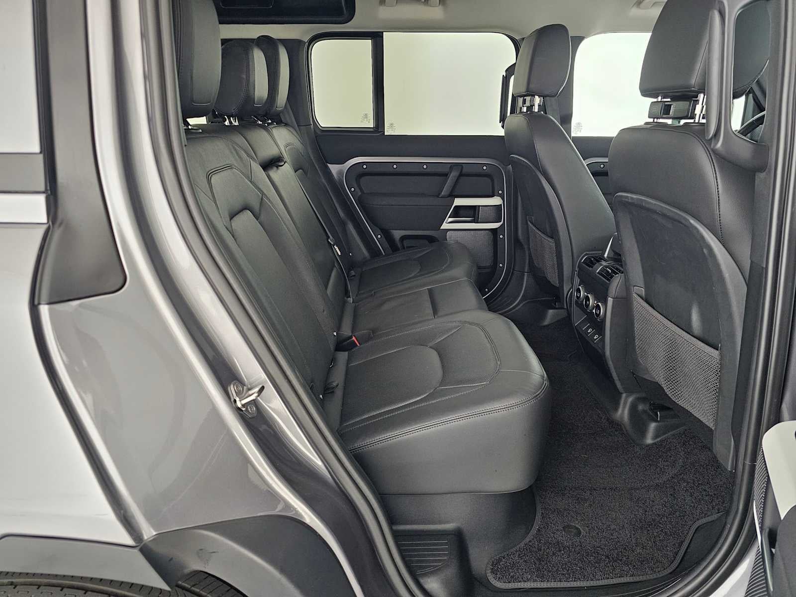 2023 Land Rover Defender SE