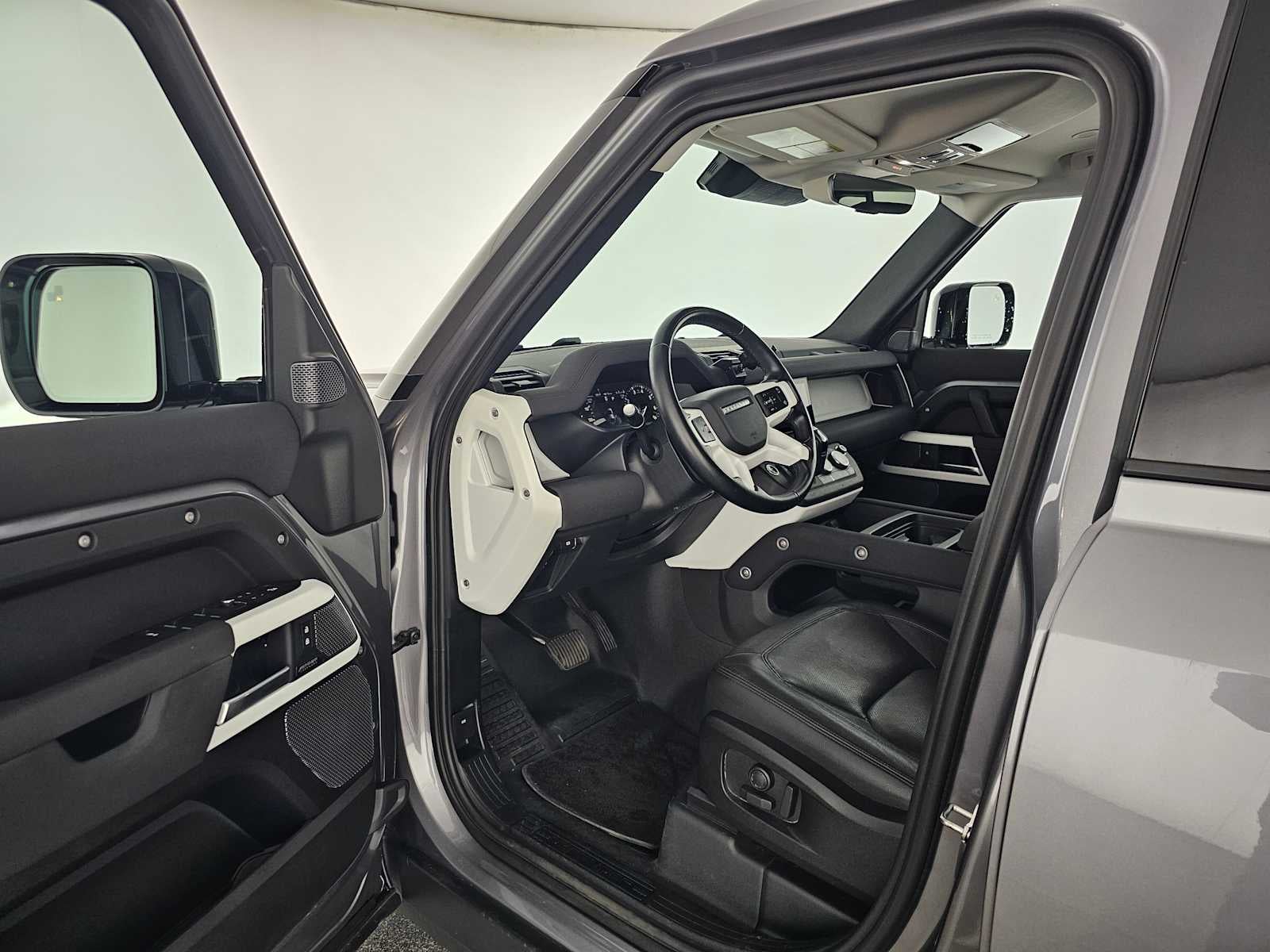 2023 Land Rover Defender SE