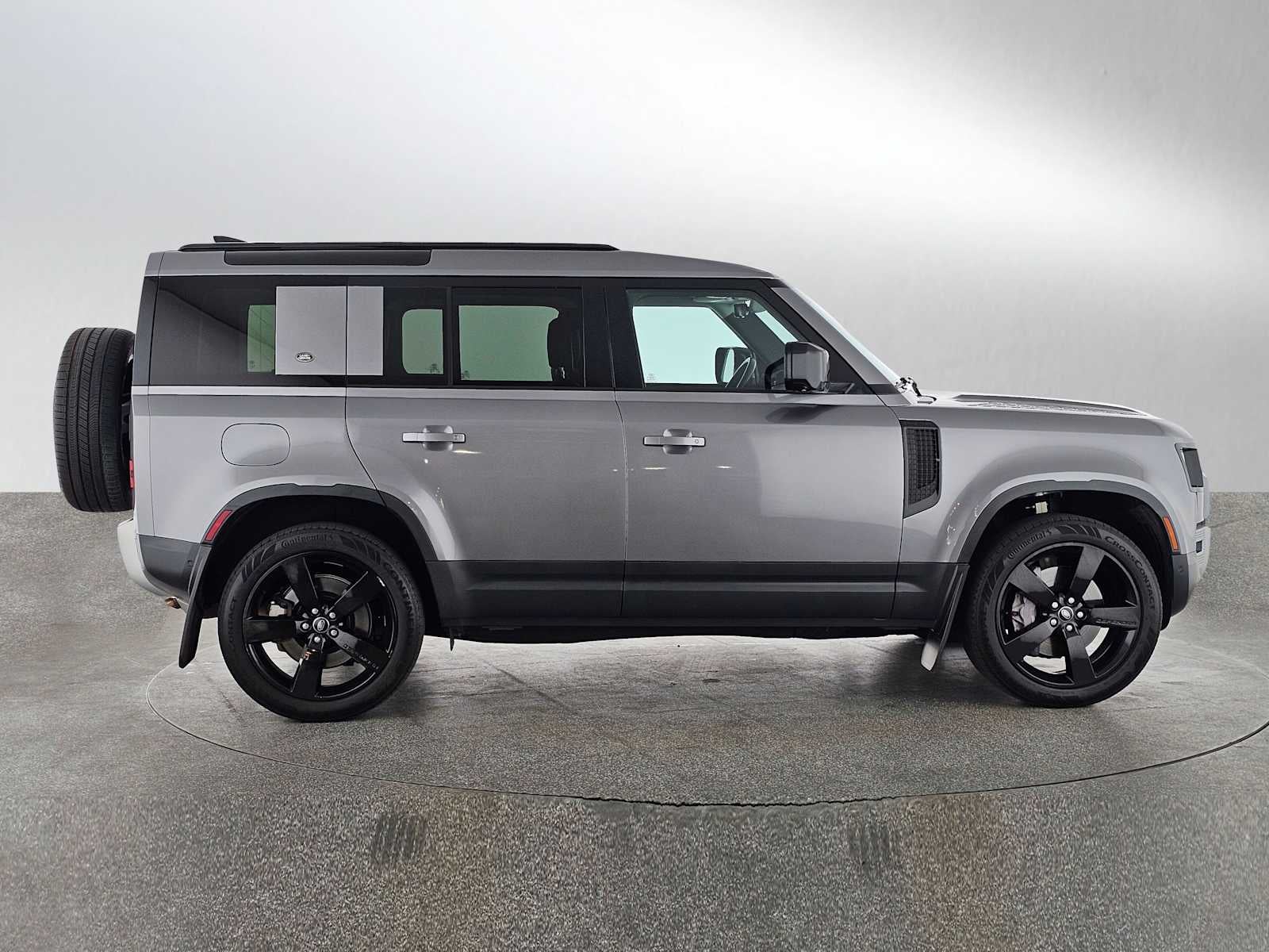 2023 Land Rover Defender SE