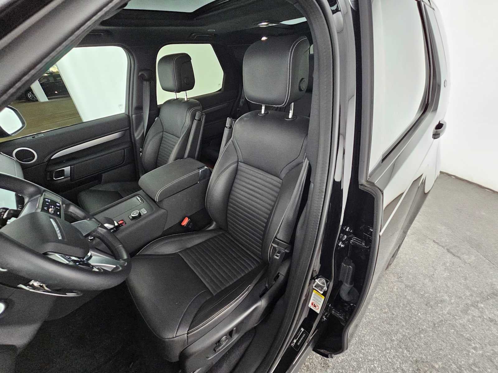 2025 Land Rover Discovery Dynamic SE