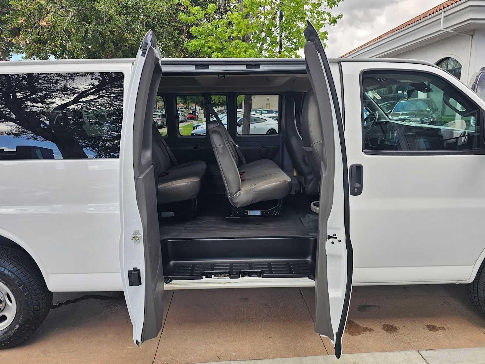 2022 Chevrolet Express Passenger LT