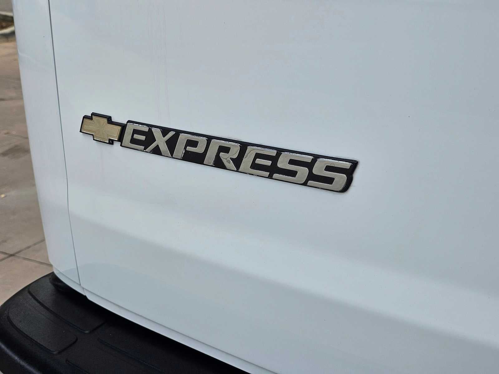 2022 Chevrolet Express Passenger LT
