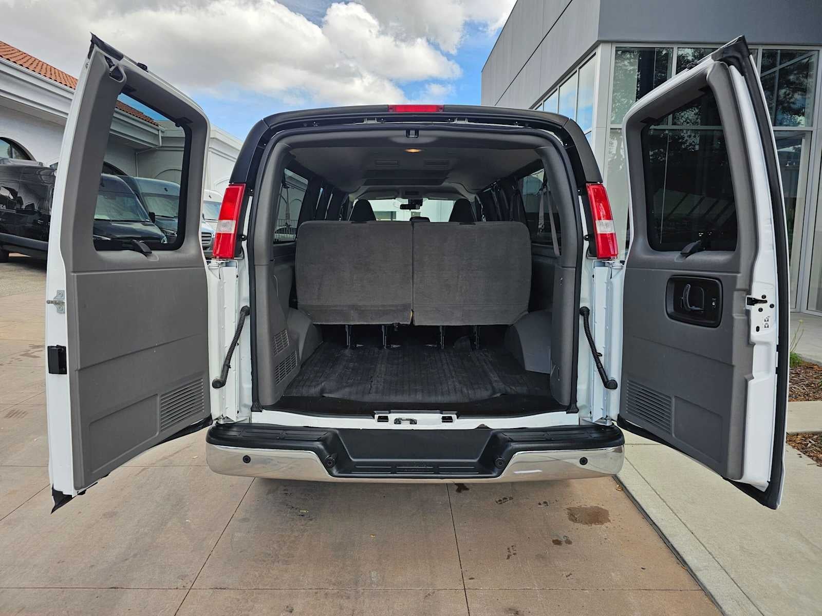 2022 Chevrolet Express Passenger LT