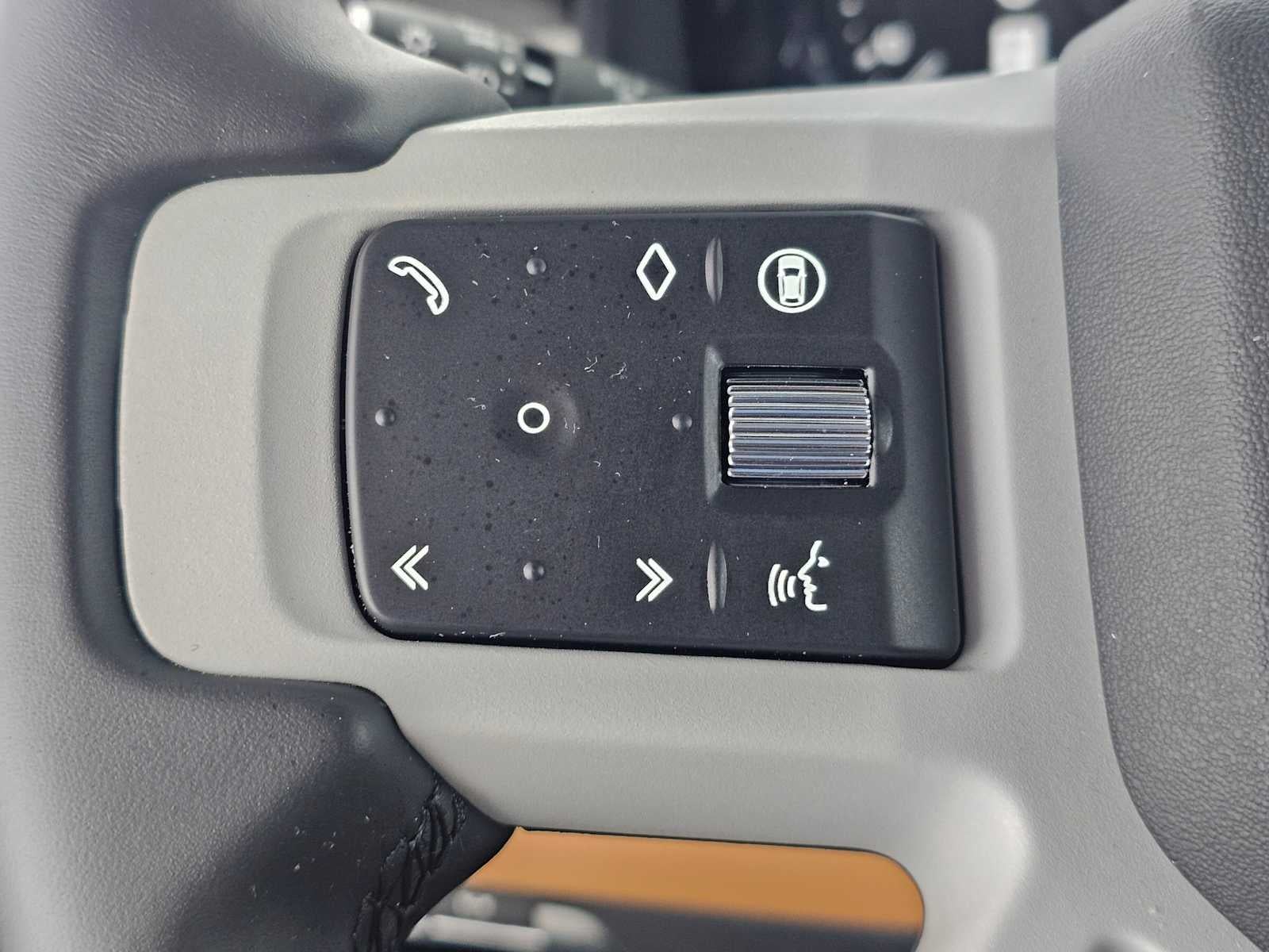 2024 Land Rover Defender SE