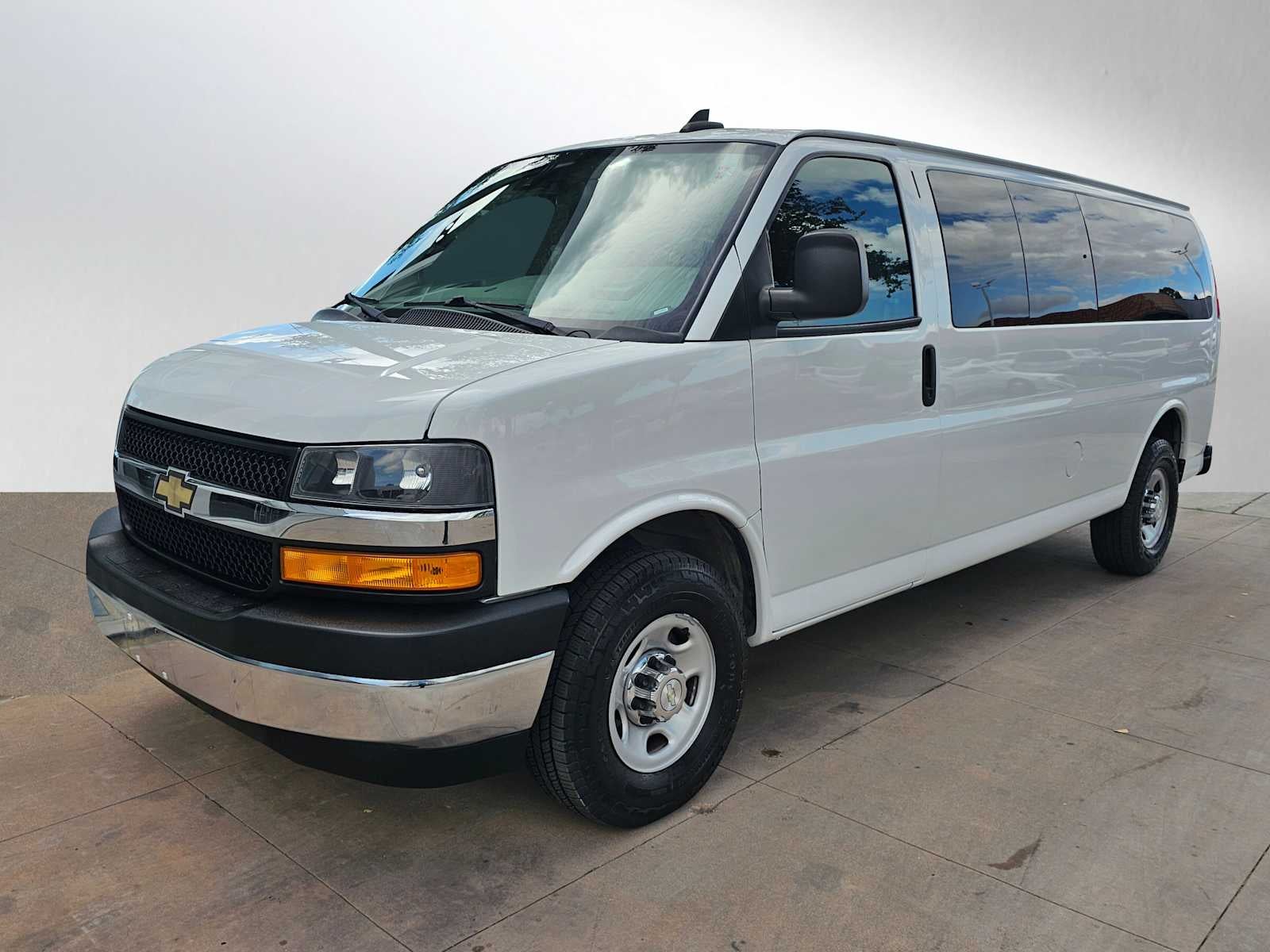 2022 Chevrolet Express Passenger LT
