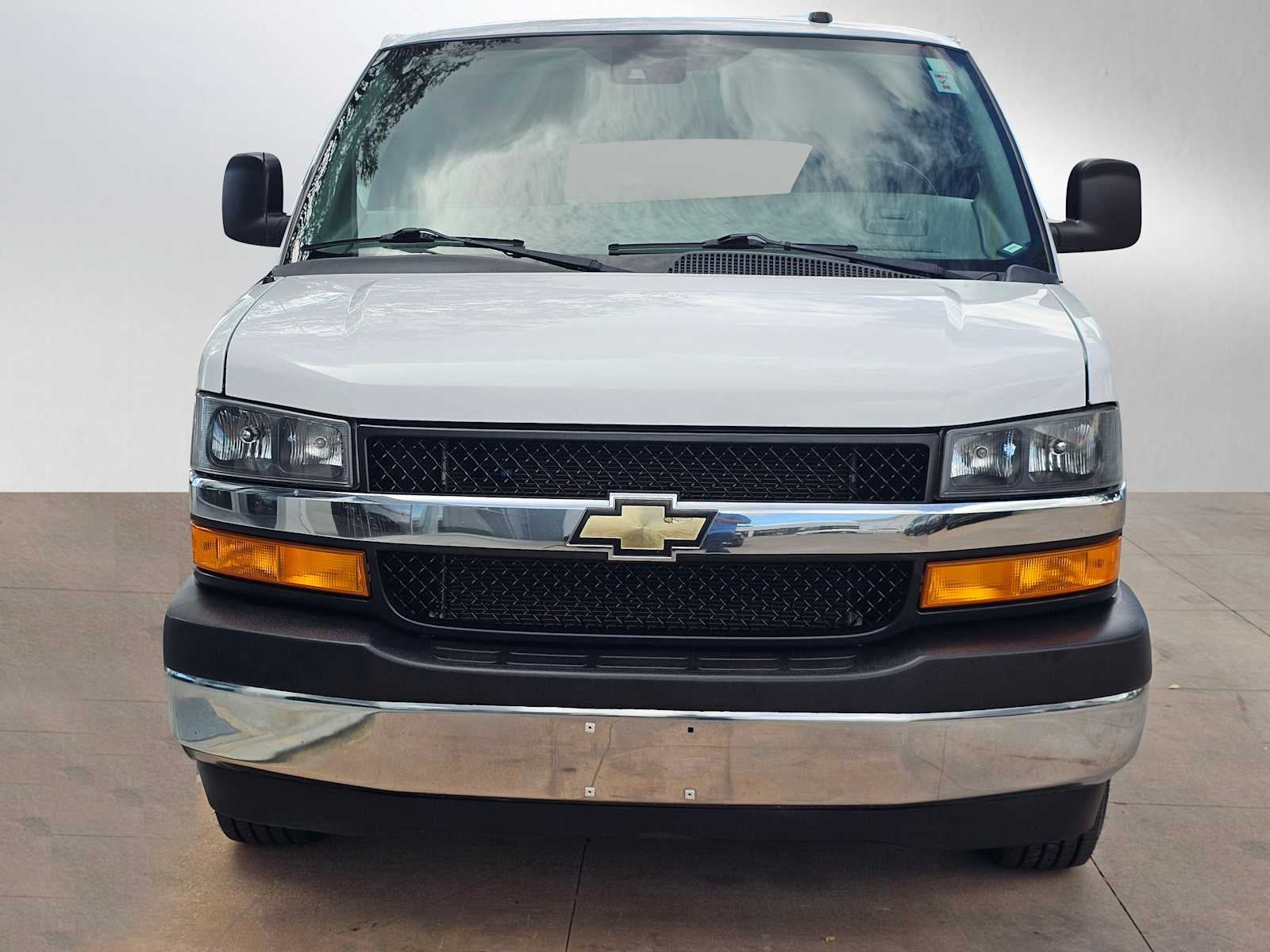 2022 Chevrolet Express Passenger LT